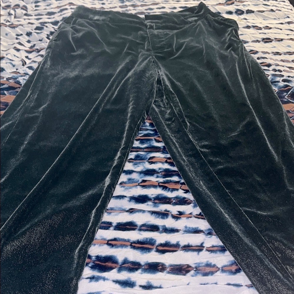 A new day Green Velvet Pants new size 8